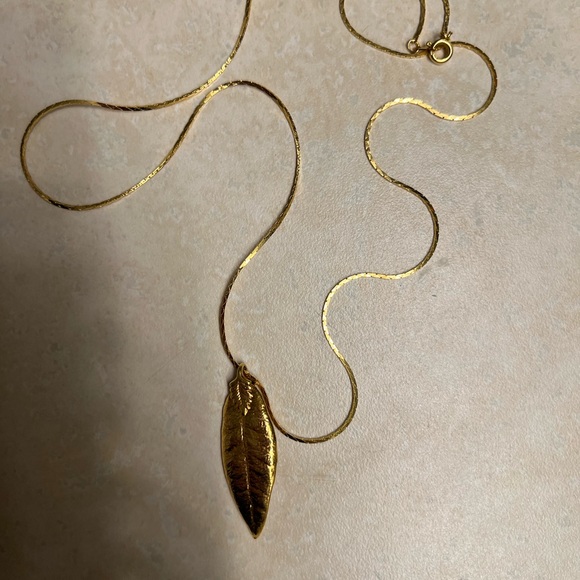 Jewelry - Elegant Gold Leaf Necklace